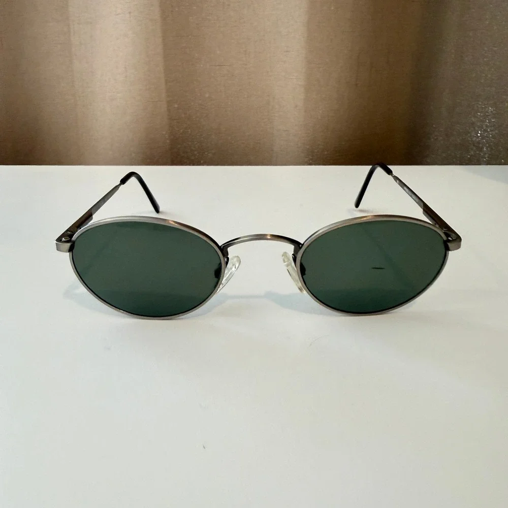 RE 801 Vintage Oval Sunglasses Gunmetal Metal Frame Italy 46-22 135mm